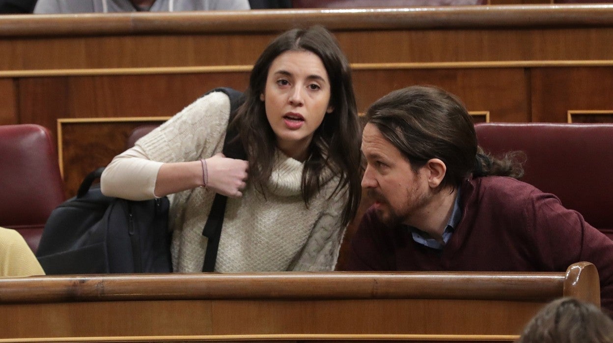 La ministra de Igualdad, Irene Montero, junto al vicepresidente segundo, Pablo Iglesias, en el Congreso en una imagen de archivo