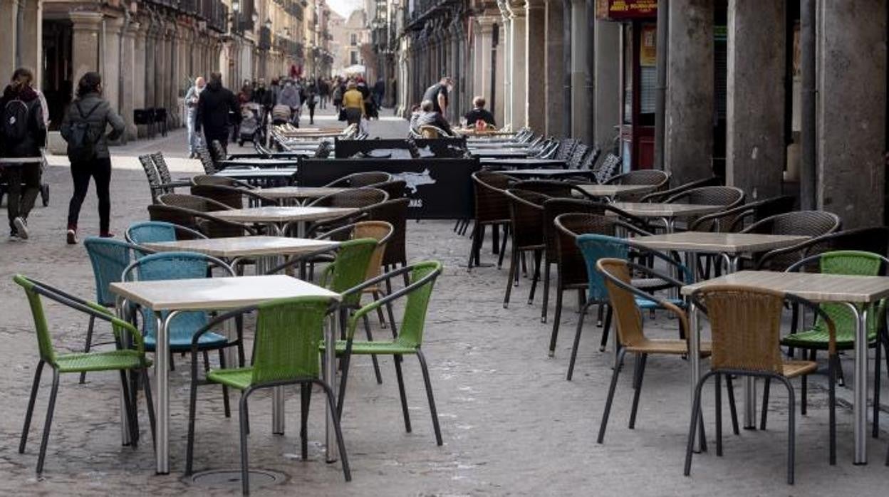 Terrazas vacías en la calle Mayor de Alcalá de Henares, cuando estaba cerrada la localidad