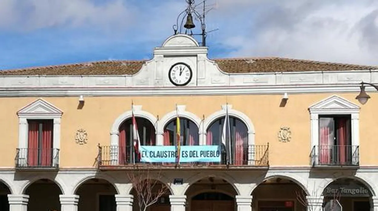 La pancarta que lució el balcón del Ayuntamiento, «El claustro es del pueblo», en una imagen de archivo