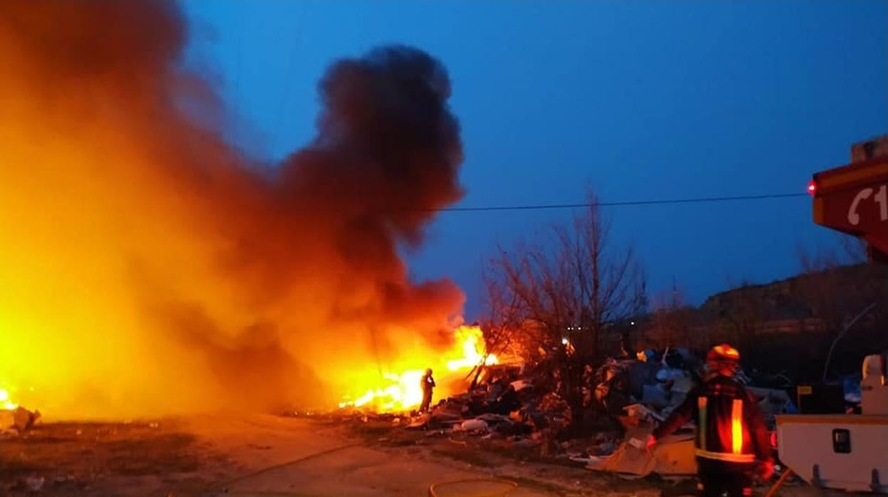 Las llamas han sido provocadas por la quema de neumáticos