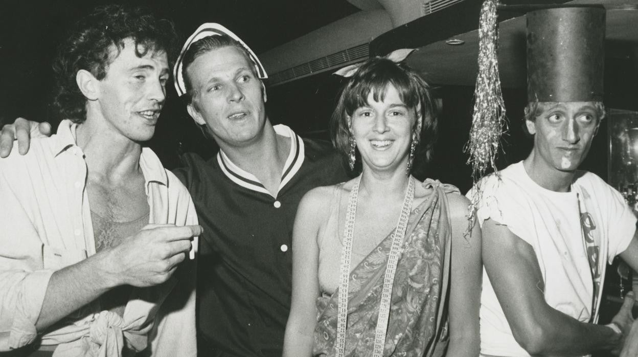 Quique San Francisco con Pocholo Martínez Bordiú y otros amigos en la discoteca Pachá