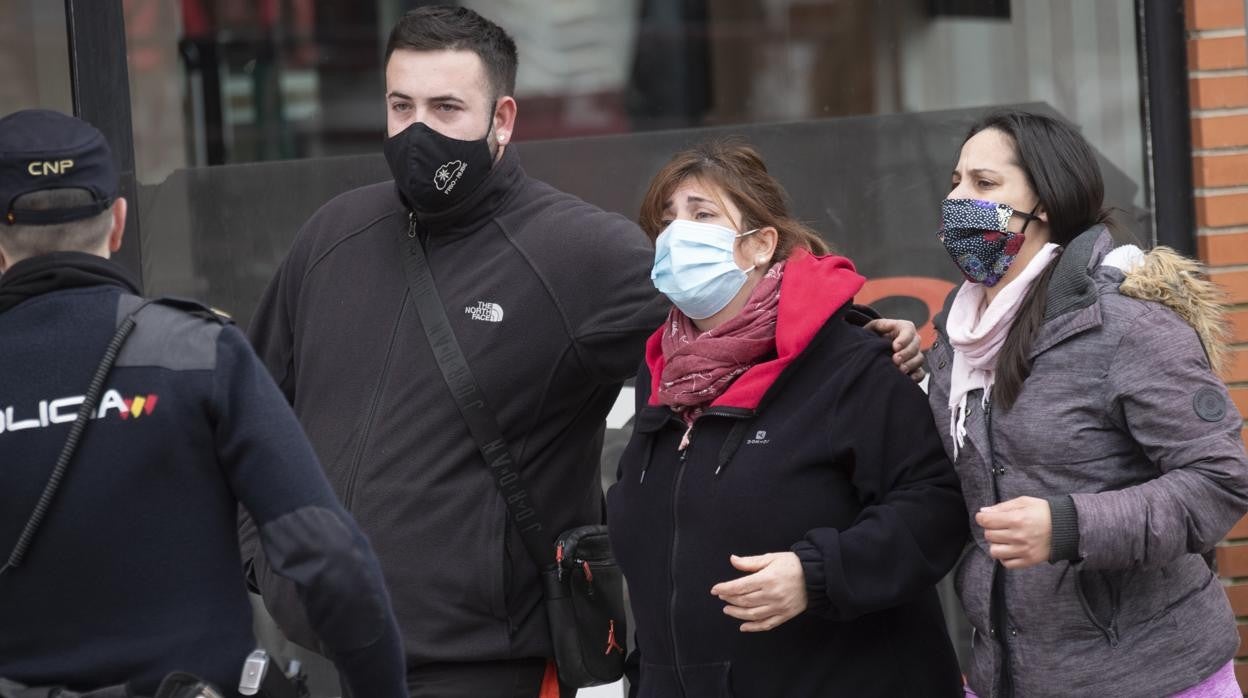 Vecinos de la urbanización de Torrejón, donde fue asesinada la víctima