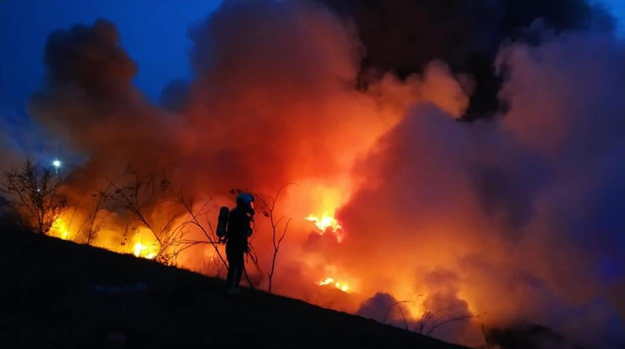 Un bombero, durante el fuego que se declaró el miércoles