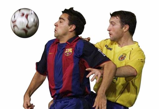 Josico, con el Villarreal, pugna con Xavi en 2003