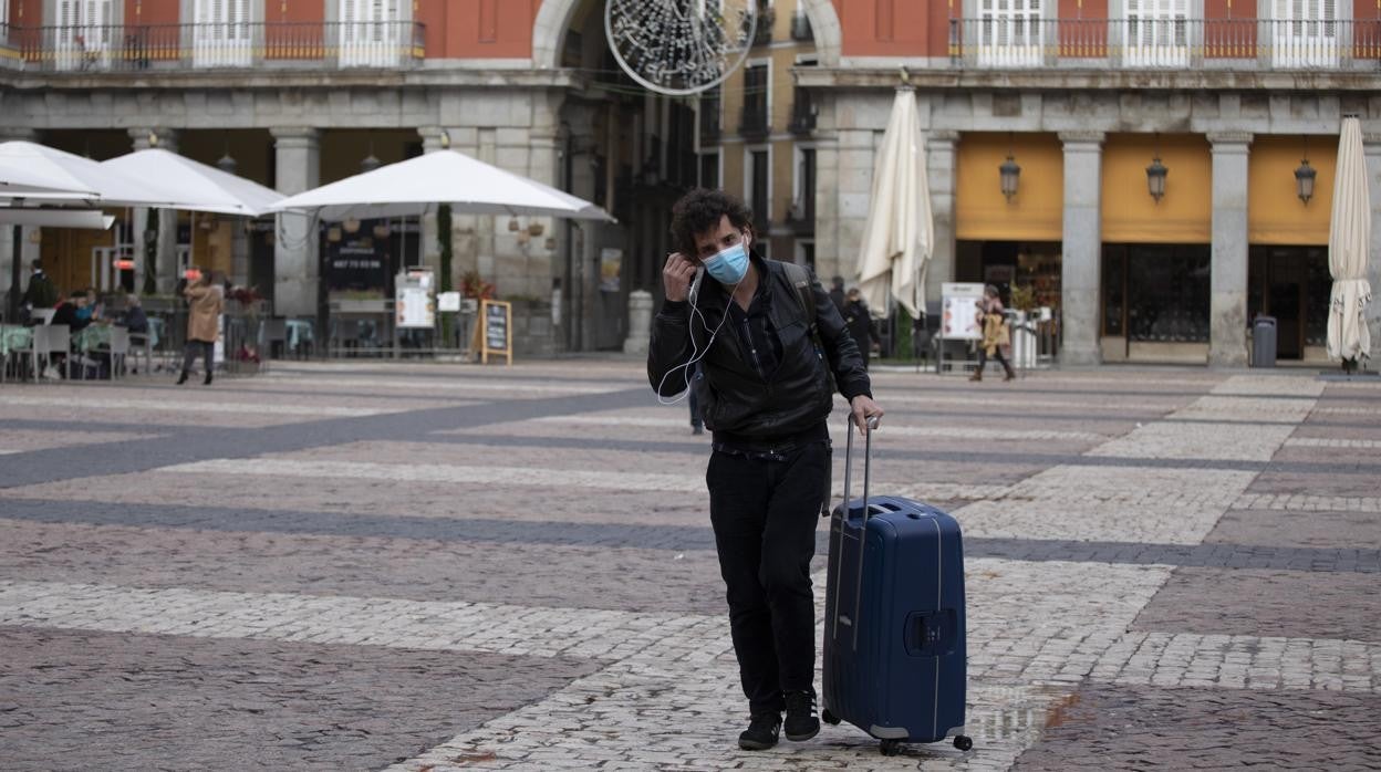 Un turista, en la Plaza Mayor de Madrid
