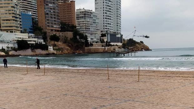 Benidorm reparcela sus playas en espera de turistas cuando acabe el cierre perimetral de la Comunidad Valenciana