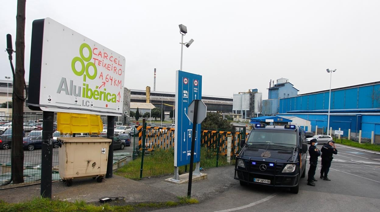 Agentes de la UDEF durante el registro realizado este jueves en la planta de Alu Ibérica en La Coruña
