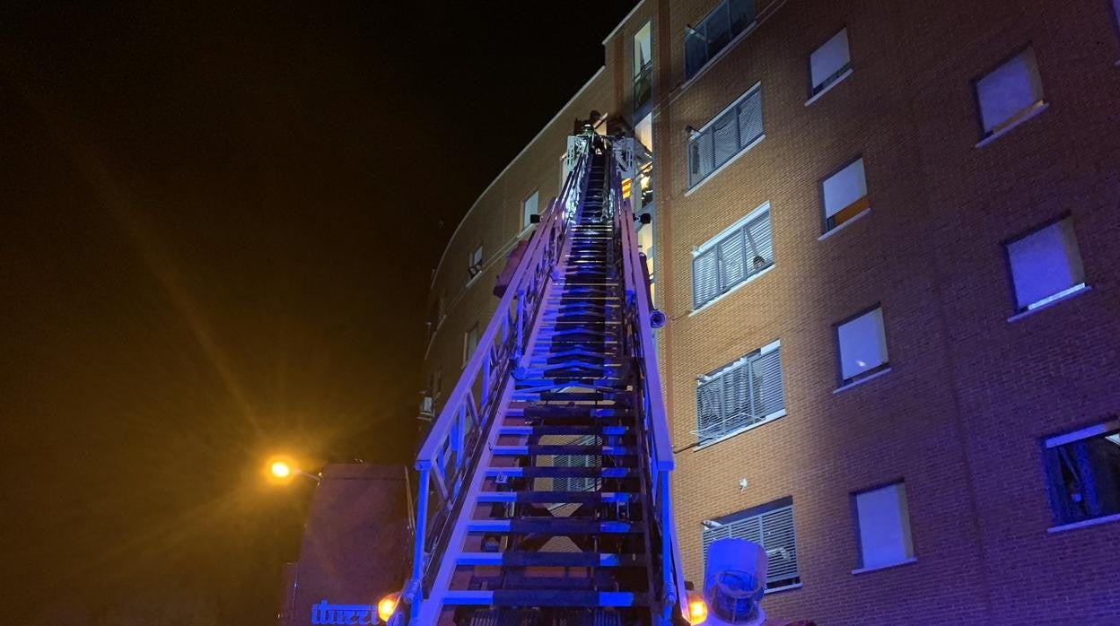 Los bomberos han logrado controlar el fuego aunque el hombre se encuentra en estado muy grave