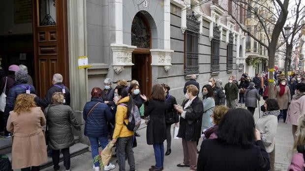 Largas colas en la basílica de Medinaceli pese a la suspensión del tradicional besapiés por el Covid