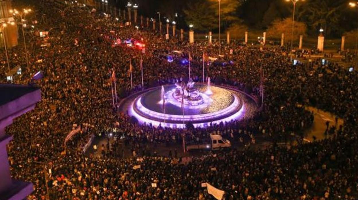 Concentración multitudinaria en la Plaza de Cibeles, el pasado 8 de marzo de 2020