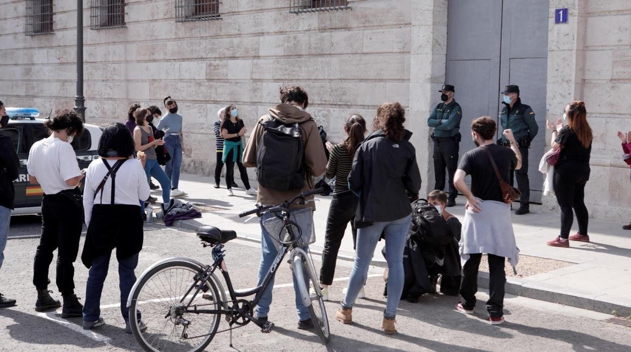 Imagen de un grupo de jóvenes apoyando la ocupación de la delegación del Gobierno en Valencia