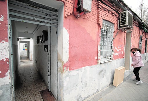 Mihaela traslada sus enseres desde Peironcely, 10 a la furgoneta