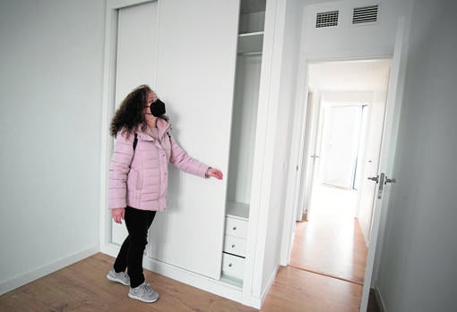 Mihaela pasea por su nueva vivienda