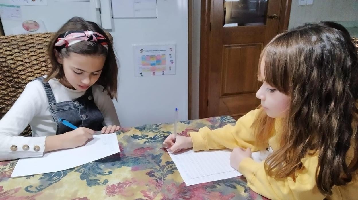 Sofía y Clara se preparan para escribir sus recuerdos del Covid-19