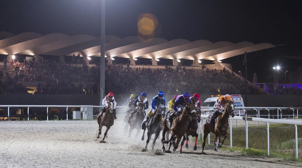 Carrera de caballos en el Hipódromo de la Zarzuela, en Madrid