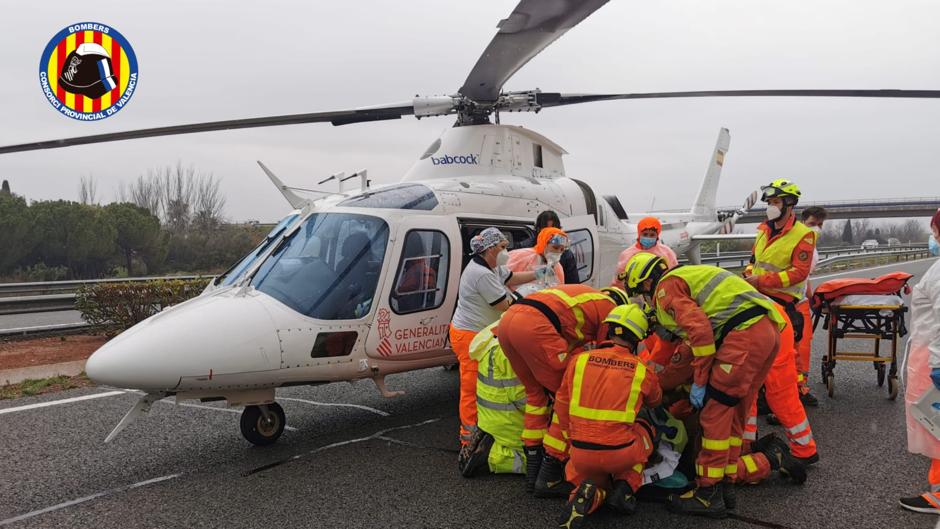 Vídeo: una mujer y un niño resultan heridos en un accidente en la AP-7 en Almussafes