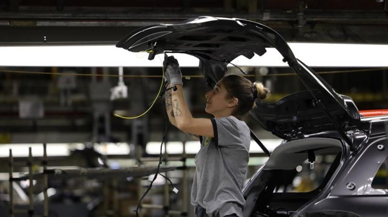 Cadena de montaje de la factoría de Opel en Figuruelas (Zaragoza)