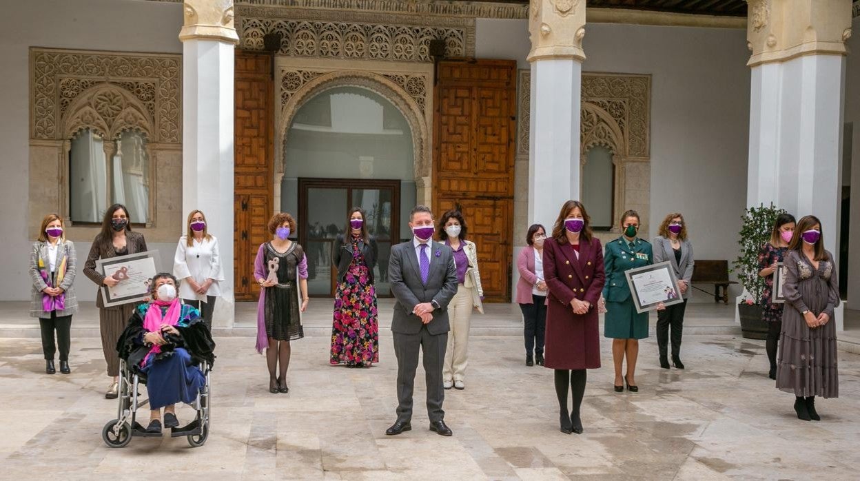 Page, en el Palacio de Fuensalida, posa con todas las premiadas en el Día Internacional de la Mujer