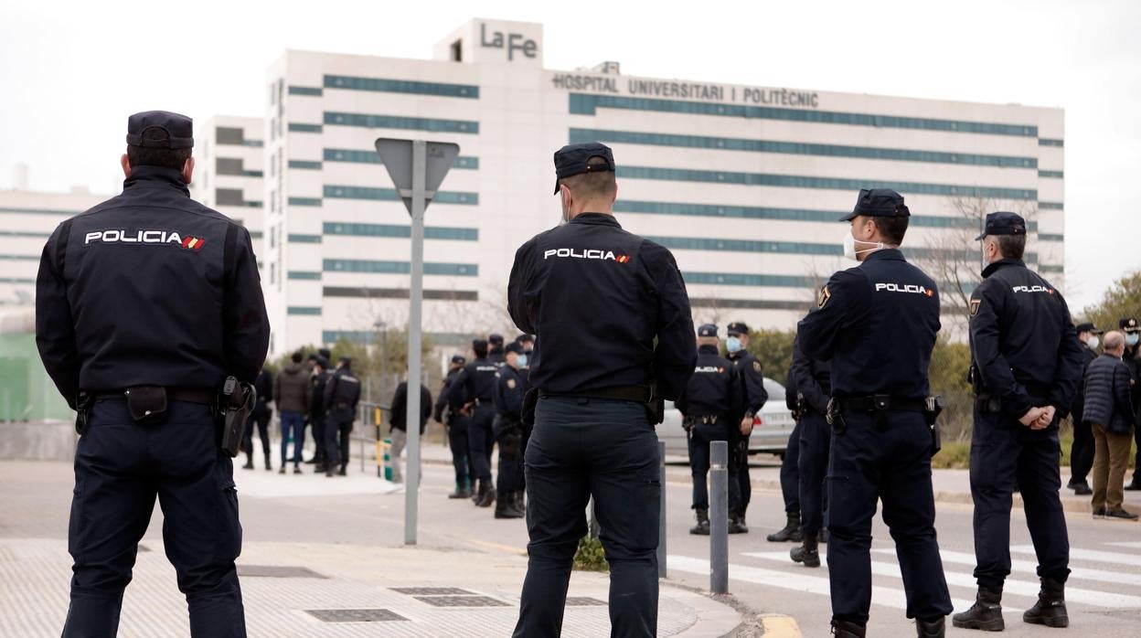 Imagen de un grupo de agentes de la Policía Nacional en Valencia