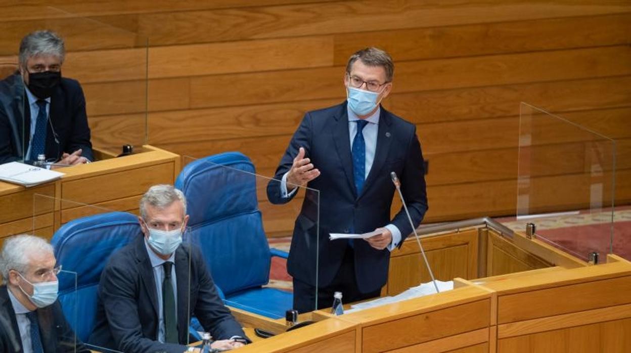 Feijóo interviene desde su escaño durante una sesión de control en el Parlamento autonómico