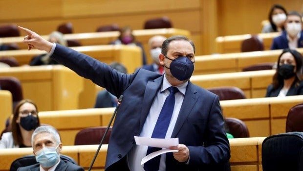 Hernando (PP) reprocha a Ábalos los pagos en metálico: «El taco, ¿qué lleva usted en la mochila?»