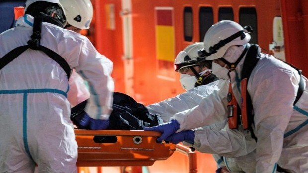 Al menos cinco muertos en una patera rescatada al sur de Gran Canaria