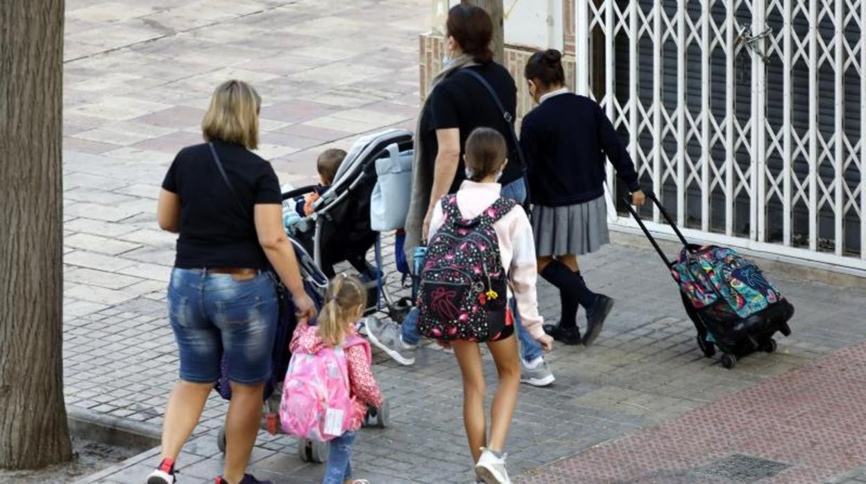 Escolares acompañados por sus madres camino del colegio en Alicante