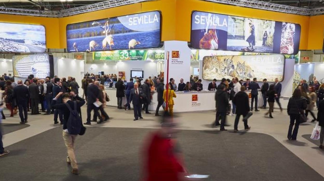 Decenas de asistentes en Fitur, la gran feria internacional del turismo, en enero del año pasado