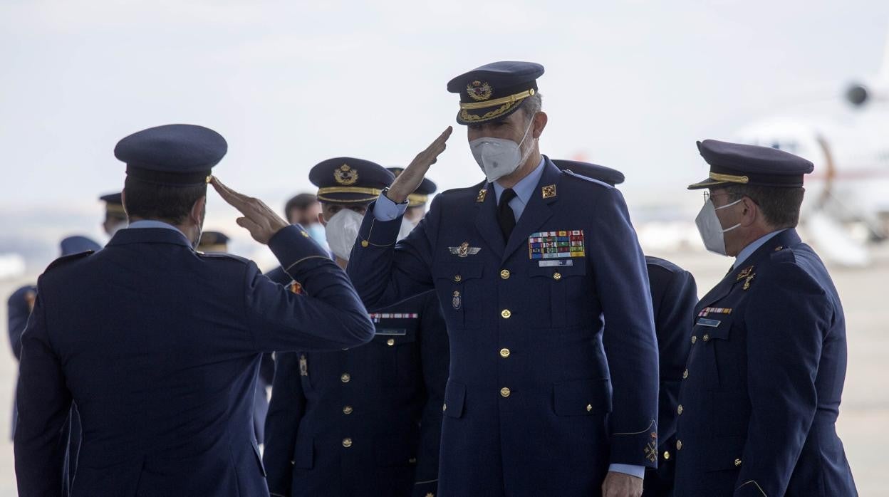 El Rey se adentra en las labores de adiestramiento del Grupo de Escuelas en la base aérea de Matacán