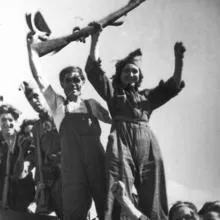 Miliciana en el frente, fotografiada por Martín Santos Yubero en 1936