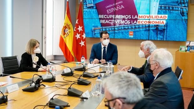 Los empresarios madrileños apoyan que los vacunados recuperen la movilidad