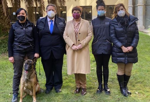 La diputada provincial Pilar Mustieles, junto a responsables y profesionales de la asociación Escan