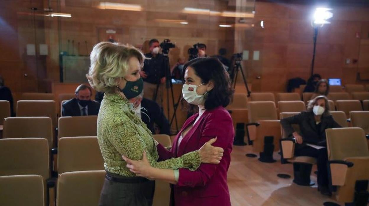Isabel Díaz Ayuso saluda a Esperanza Aguirre al recibir el premio Sociedad Civil en Madrid