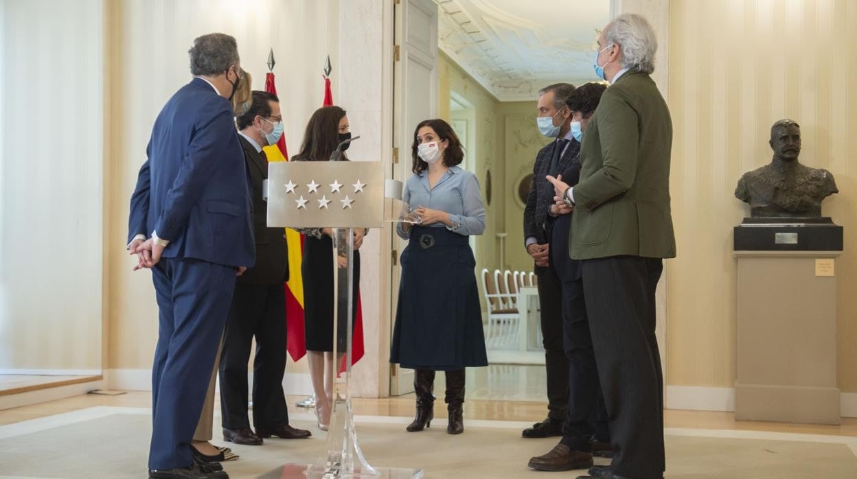 Isabel Díaz Ayuso junto a los consejeros Enrique López, Enrique Ruiz Escudero, María Eugenia Carballedo, Javier Fernández-Lasquetty, David Pérez y Enrique Ossorio