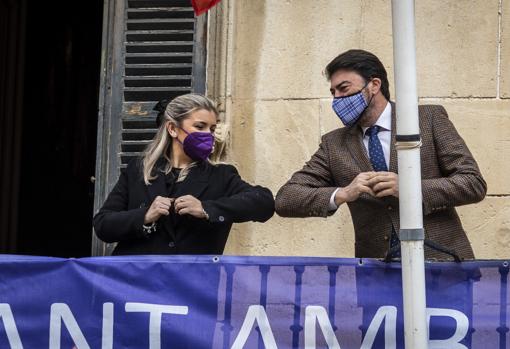 Imagen del alcalde de Alicante, Luis Barcala (PP), junto a la vicealcaldesa, Mª Carmen Sánchez (Cs) en el acto institucional del 8-M