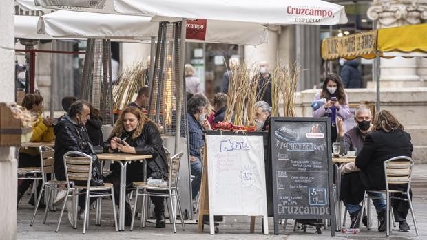 Los casos de coronavirus caen a la mitad en Valencia en vísperas de la relajación de las restricciones