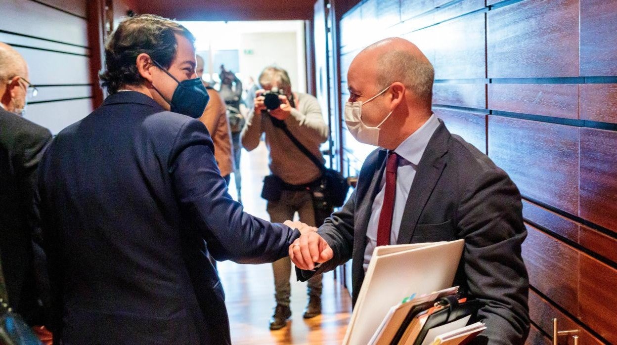 El presidente de la Junta y del PP de Castilla y León, Alfonso Fernández Mañueco, saluda al portavoz de Ciudadanos en las Cortes, David Castaño, a la salida del Pleno de las Cortes este miércoles