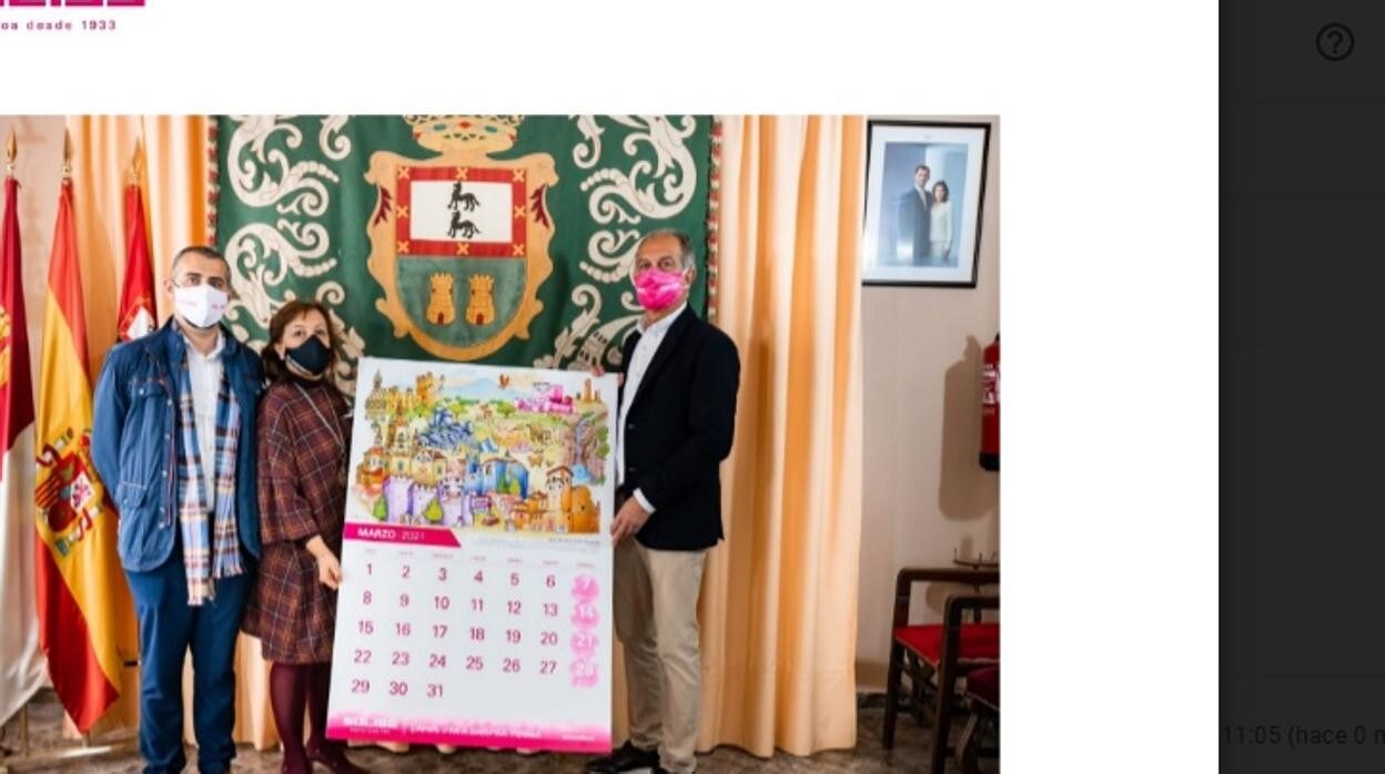 Celedonio Morales entrega el calendario a la alcaldesa de Guadamur