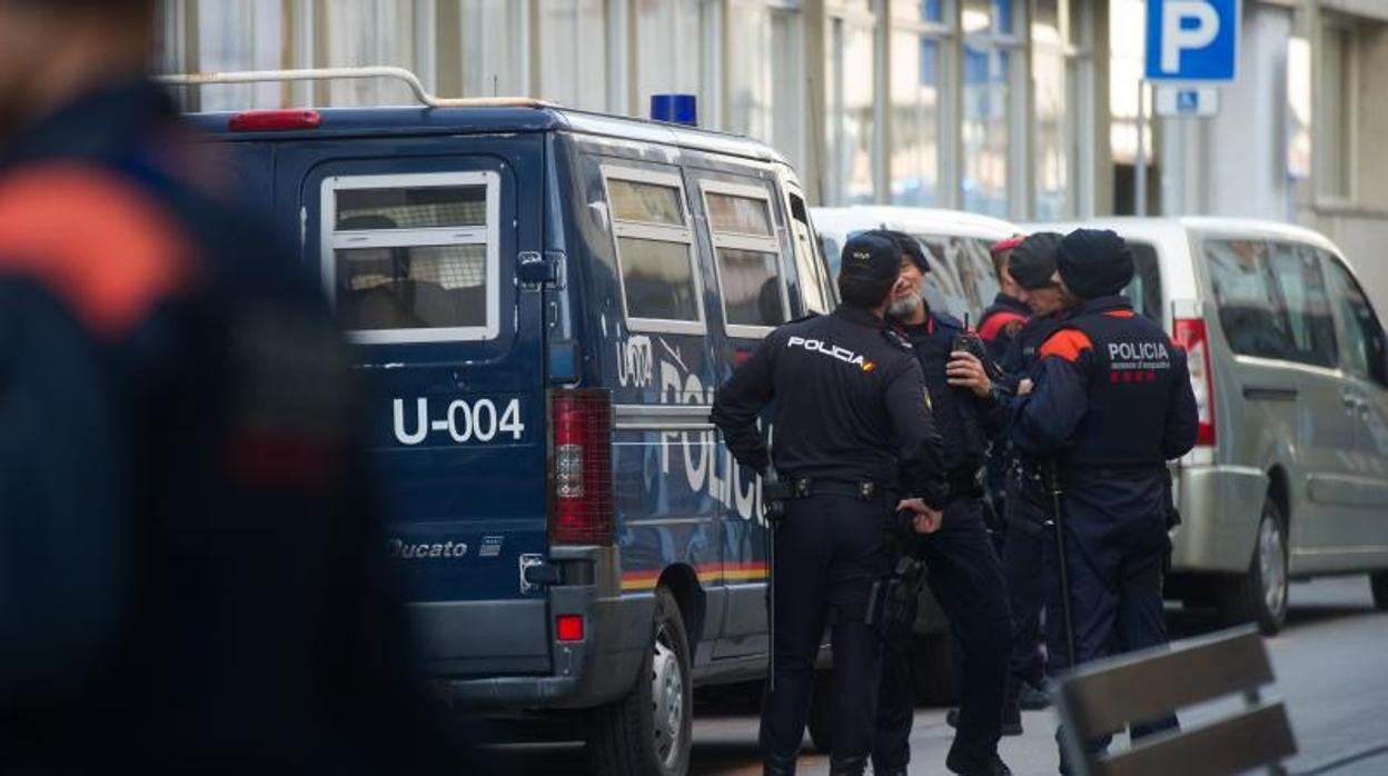 Hotel Mont-Palau donde los agentes de Policía Nacional están alojados custodiados por los Mossos.