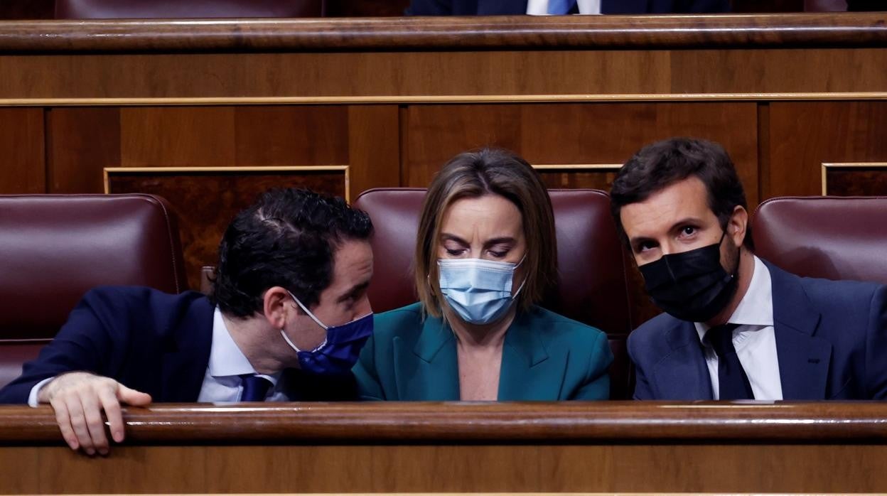 El presidente del PP Pablo Casado, la portavoz Cuca Gamarra y Teodoro García Egea, durante el pleno del Congreso de los Diputados en la sesión de control al Gobierno