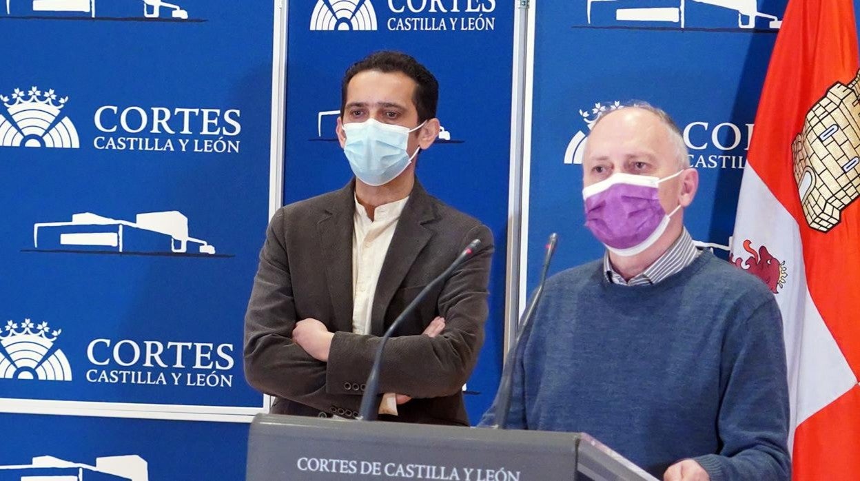 Los secretarios generales de CC.OO y UGT, Vicente Andrés y Faustino Temprano, ayer durante una rueda de prensa en las Cortes