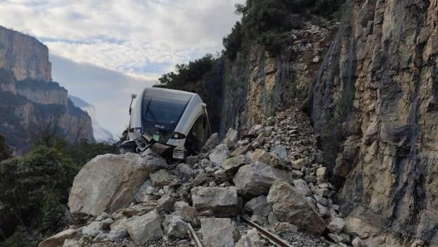 Un desprendimiento de piedras causa el descarrilamiento de un tren de montaña en Lérida