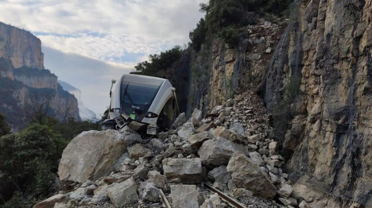 El choque del tren contra las rocas