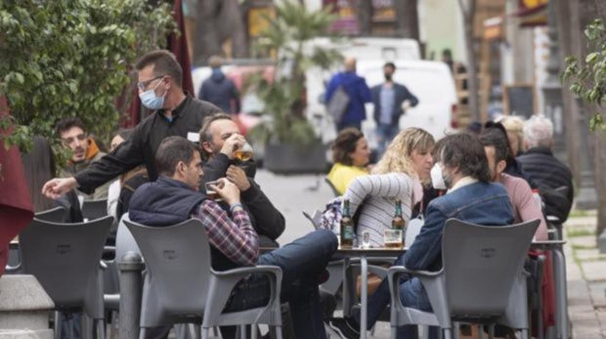 Los bares y restaurantes seguirán cerrando a las 23 horas en la Comunidad de Madrid