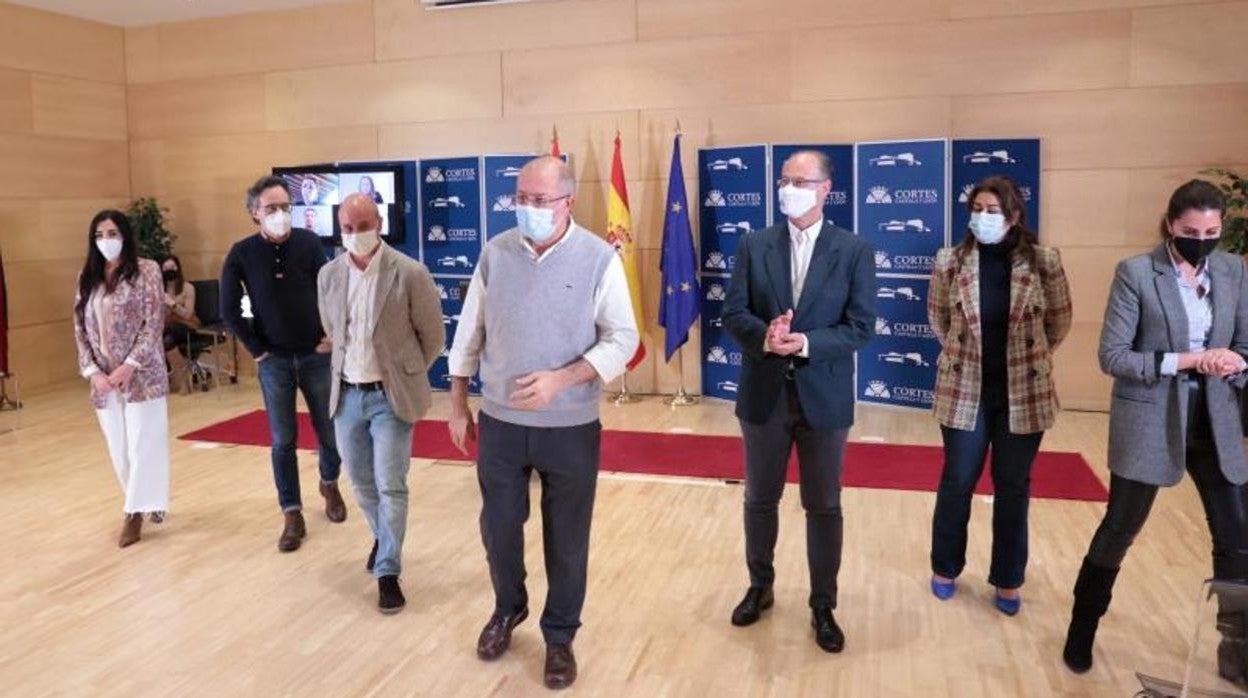 Igea junto a varios miembros del grupo parlamentario Cs durante una rueda de prensa en las Cortes