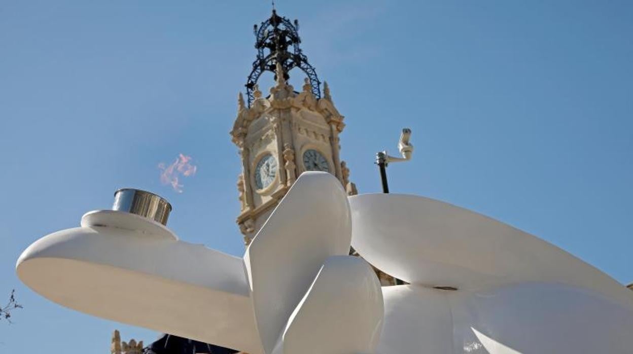 Fuego del pebetero instalado en la plaza del Ayuntamiento de Valencia por la Junta Central Fallera en memoria de las víctimas del coronavirus