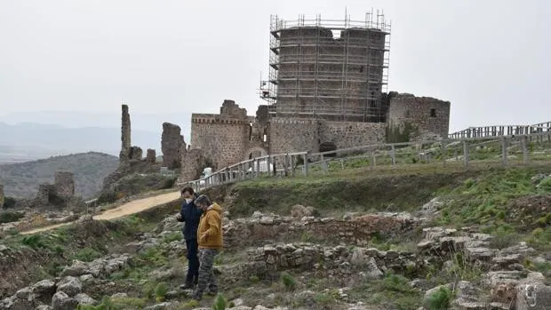 Comienza la restauración de la torre y la muralla del conjunto histórico de Moya (Cuenca)