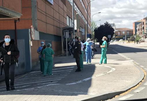 Los sanitarios descansan un rato a la puerta del hospital