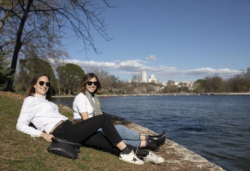 Las jóvenes sanitarias, después de comer, junto al lago de la Casa de Campo