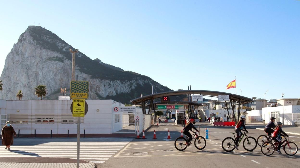 Ciclistas pasan por la frontera con Gibraltar, en la Línea de la Concepción, Cádiz